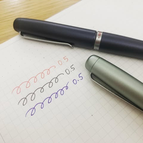 UNI Jetstream Prime靜謐色系金屬旋轉三色筆