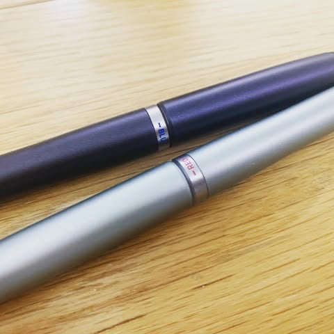 UNI Jetstream Prime靜謐色系金屬旋轉三色筆